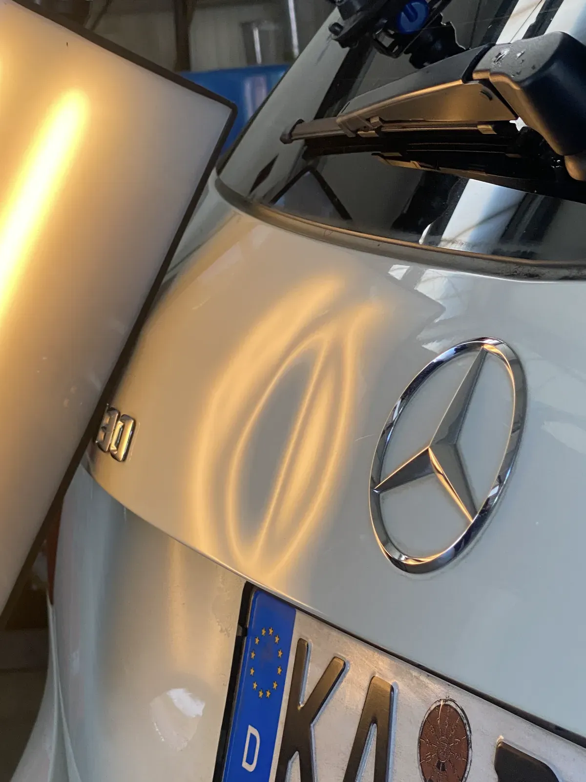 Delle an der Heckklappe, sichtbar gemacht mit der Reflexionsleuchte