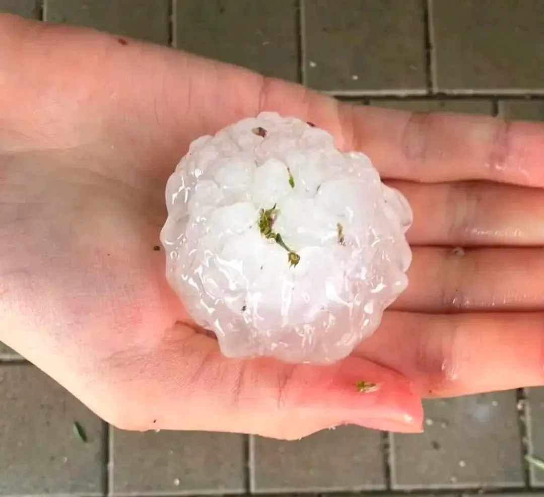 Großes Hagelkorn in einer Hand