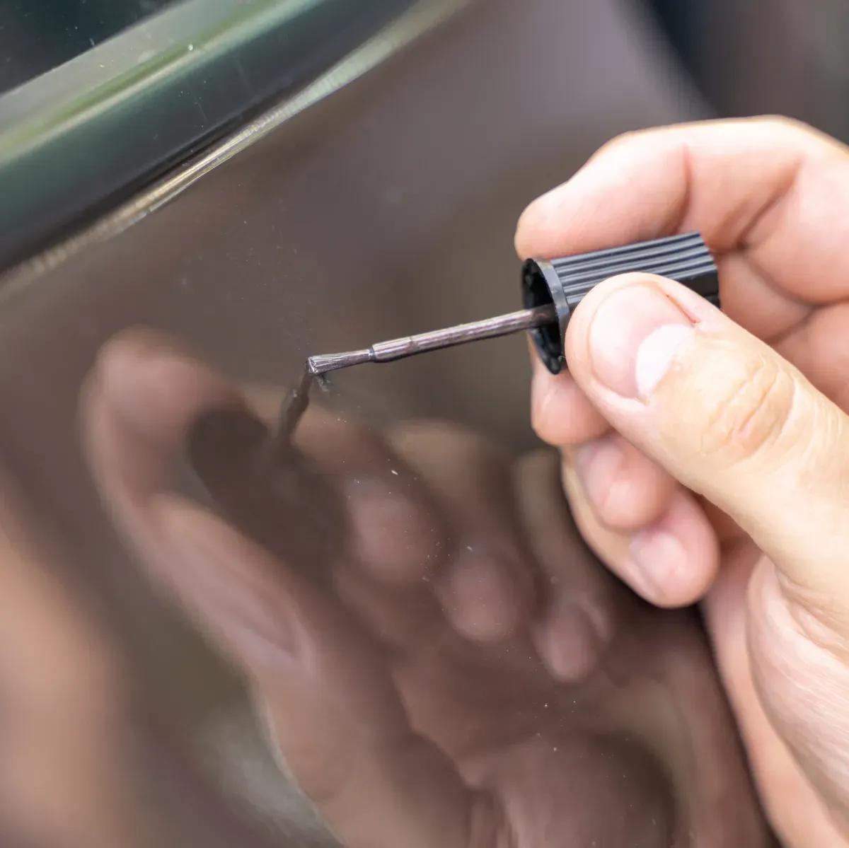 Kratzer wird mit dem Lackstift farbgenau ausgebessert
